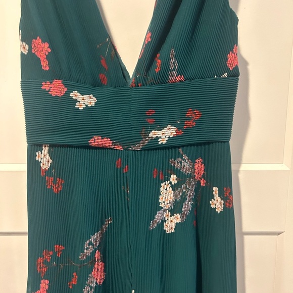 NWT Women’s Size Small Green Floral Plunge Neck jumpsuit - Picture 4 of 13